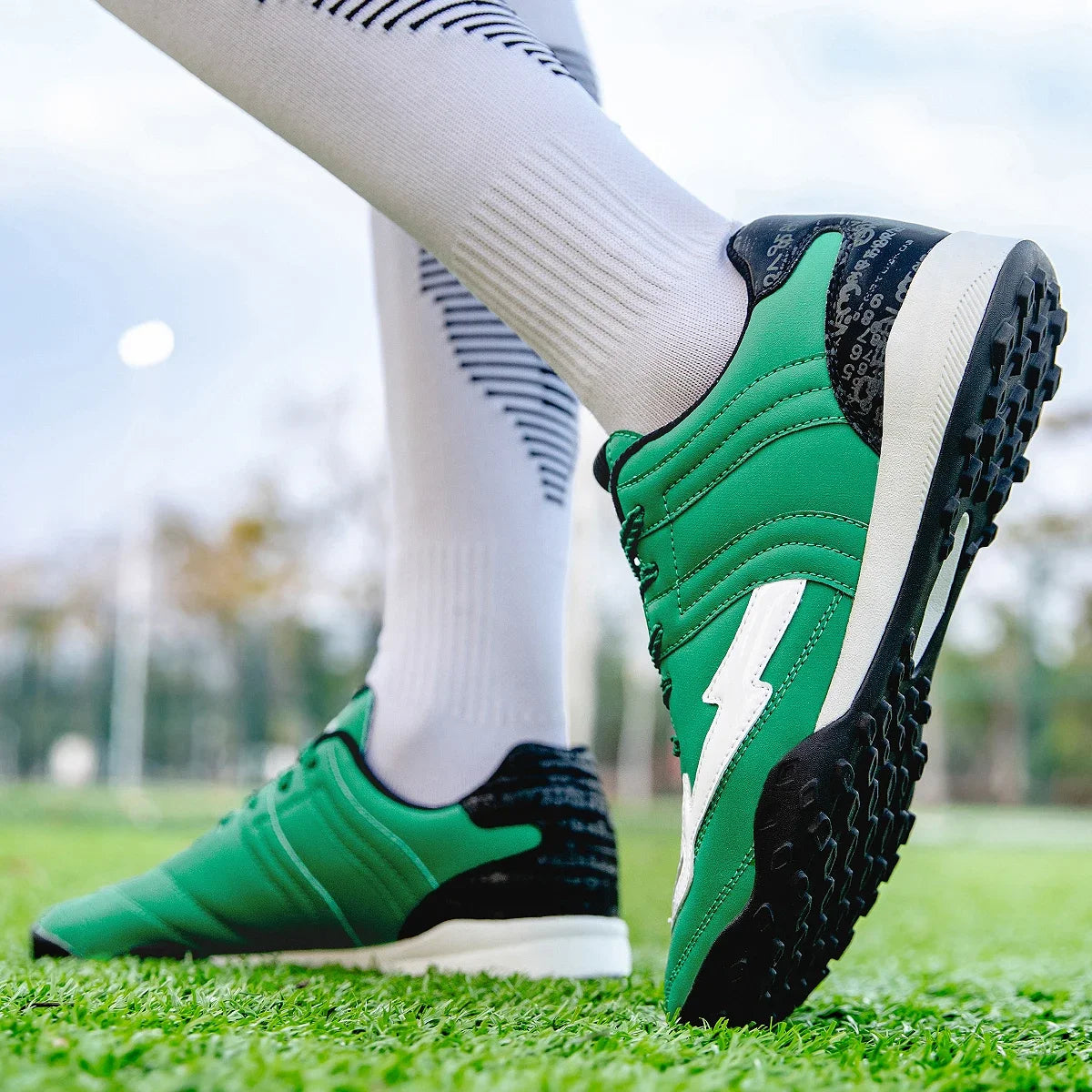 Breathable Professional Athletics Men's Football Shoes High Quality Futsal Football Selling New Breathable Association Indoor